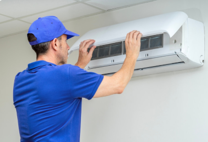 Técnico trabalhando na instalação de um ar-condicionado